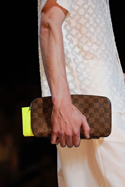 Look 75